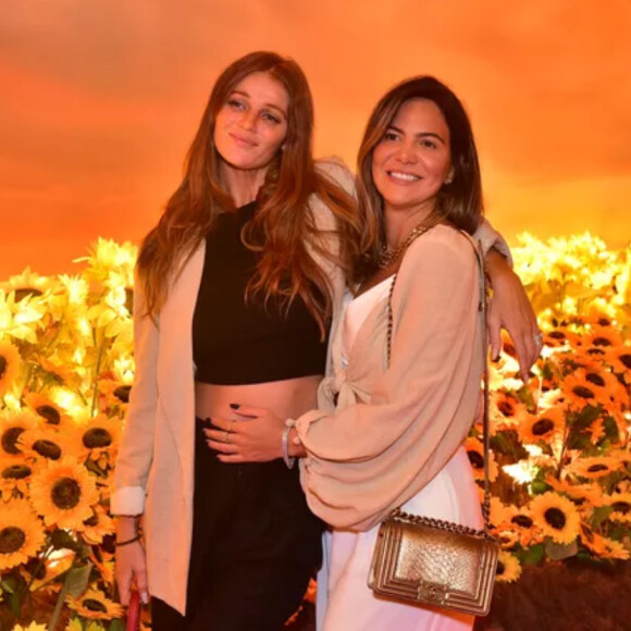 Cintia Dicker posou na companhia da promoter Carol Sampaio