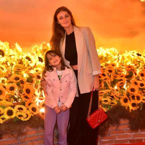 Liz, filha de Pedro Scooby e Luana Piovani, curtiu passeio com Cintia Dicker