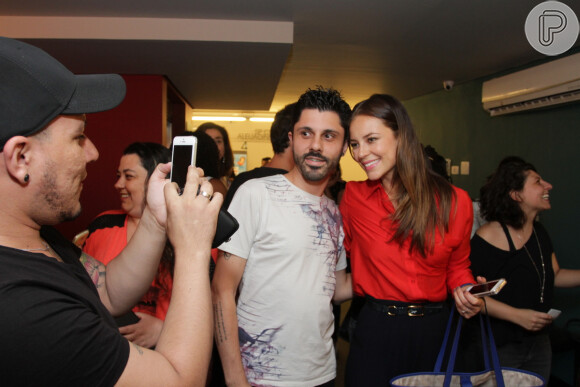 Paolla Oliveira posa para fotos com fãs durante pré-estreia