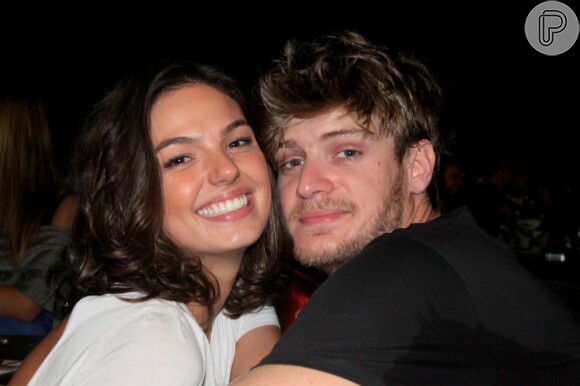 Isis Valverde e Tom Rezende curtem noite em bar do Rio, em 21 de março de 2013