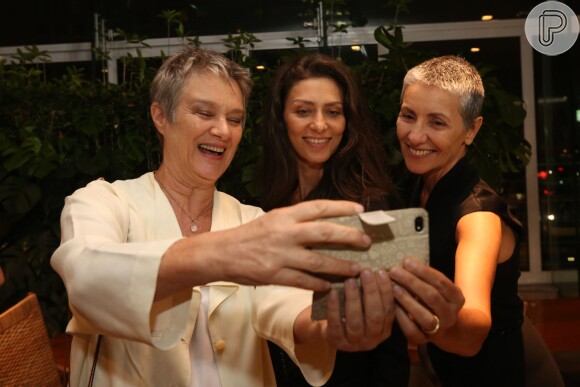 Cássia Kis Magro tira 'selfie' com Selma Egrei e Maria Fernanda Cândido