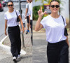 Camiseta branca em uma produção mais básica com calça preta e tênis foi a opção da atriz Rafa Kalimann