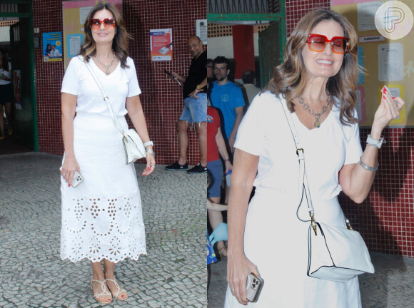 Camiseta branca básica foi usada por Fátima Bernardes com uma saia mídi bordada