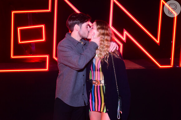 João Guilherme Silva trocou beijos com a namorada, Schynaider Moura, no Baile do Dennis Misterius