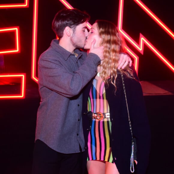João Guilherme Silva trocou beijos com a namorada, Schynaider Moura, no Baile do Dennis Misterius