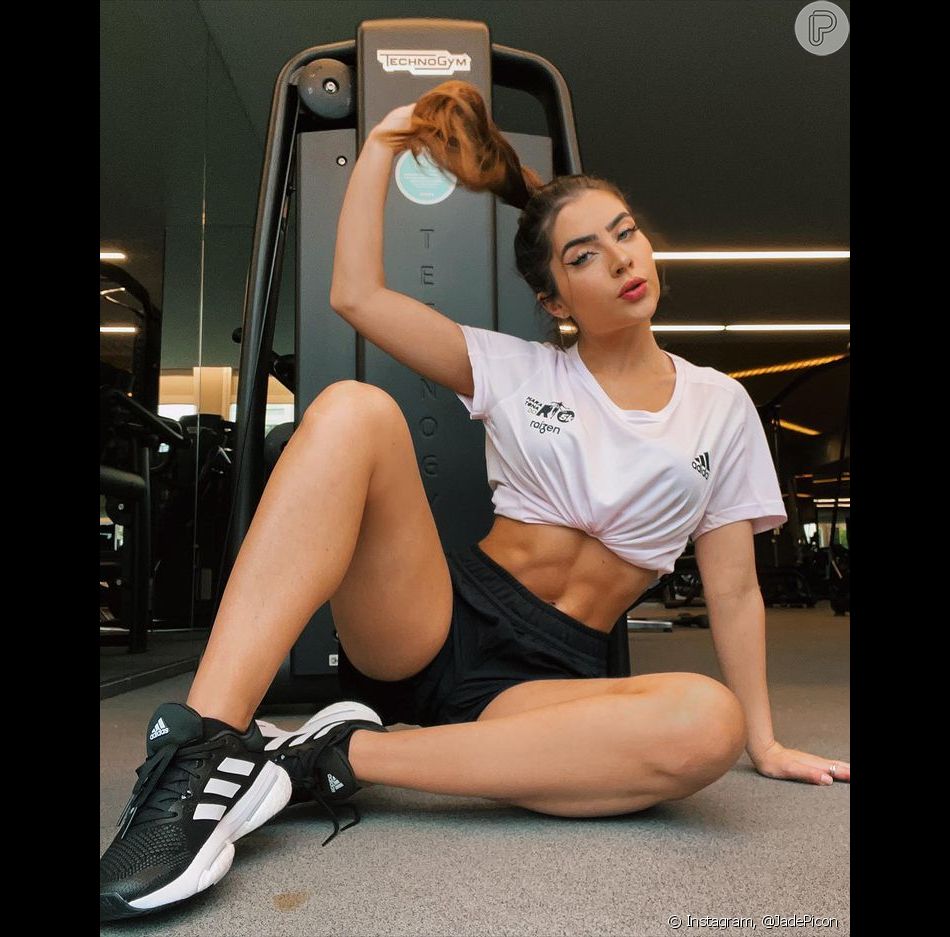 Jade Picon compartilha seus treinos com frequência nas redes sociais e exibe boa forma com a barriguinha trincada