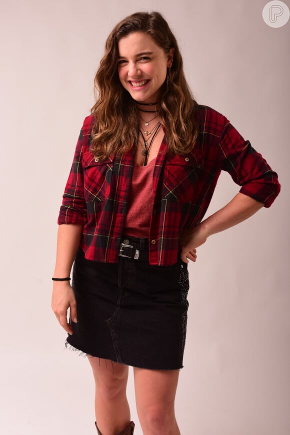 Raissa (Alice Wegmann) é uma jovem sonhadora que sonha com o estrelato e o alcança com a ajuda da empresa 'Rensga Hits!'