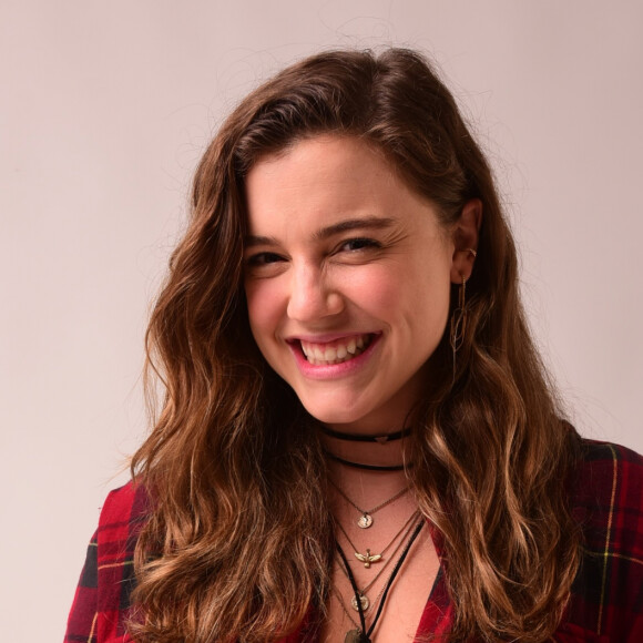 Raissa (Alice Wegmann) é uma jovem sonhadora que sonha com o estrelato e o alcança com a ajuda da empresa 'Rensga Hits!'