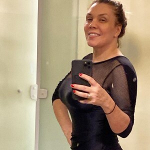 Simony ainda explicou aos internautas que vai contar com o apoio da touca capelli