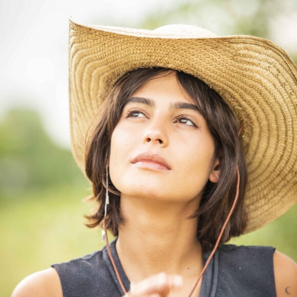 Zuleica (Aline Borges) enfurece Guta (Julia Dalavia) ao chamá-la de 'filha', na novela 'Pantanal'