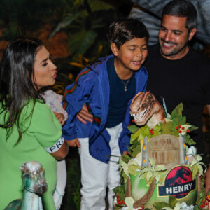 Simone Mendes e o marido, Kaká Diniz, comemoraram 8 anos de Henry