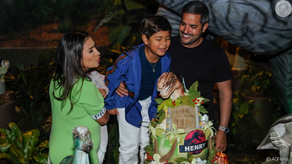 Simone Mendes e o marido, Kaká Diniz, comemoraram 8 anos de Henry