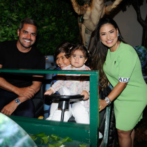Simone Mendes e Kaká Diniz posaram com filhos, Henry e Zaya, na festa do primogênito