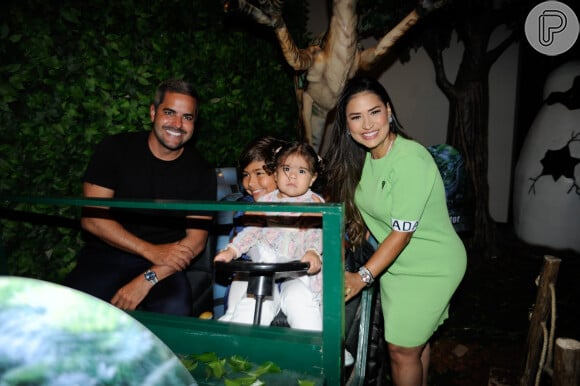 Simone Mendes e Kaká Diniz posaram com filhos, Henry e Zaya, na festa do primogênito