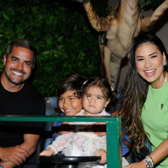 Henry pegou a irmã, Zaya, no colo e posou para algumas fotos com os pais