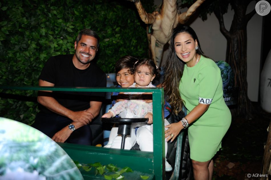 Henry pegou a irmã, Zaya, no colo e posou para algumas fotos com os pais