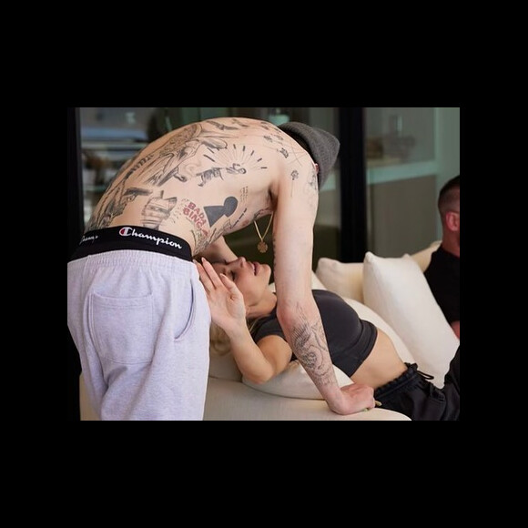 Fonte do site diz que aind há muito amor entre Kim Kardashian e Pete Davidson