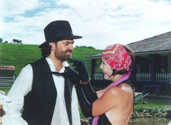 Petruchio (Eduardo Moscovis) e Catarina (Adriana Esteves) acabam se beijando, na novela 'O Cravo e a Rosa'