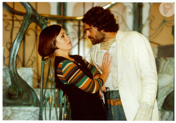 Petruchio (Eduardo Moscovis) e Catarina (Adriana Esteves) se entendem após muitas brigas, na novela 'O Cravo e a Rosa'
