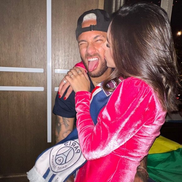 Neymar teria ficado com outra menina enquanto Bruna Biancardi dormia, segundo jornal Extra