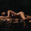 Juliana Paes faz topless em cachoeira