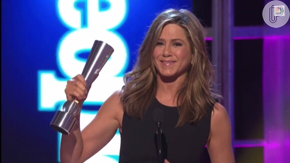 Jennifer Aniston agradece pelo prêmio de Melhor Atriz de Filme no People Magazine Awards, em 18 de dezembro de 2014