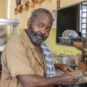 Janjão (Cosme dos Santos) é o proprietário do bar, na novela 'Mar do Sertão'