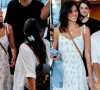 Bruna Marquezine foi fotografada em passeio com amigos em shopping do Rio de Janeiro