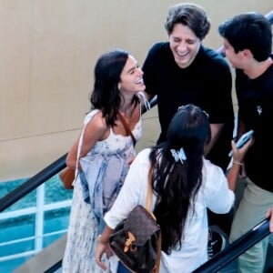 Bruna Marquezine se divertiu em passeio com amigos em shopping do Rio de Janeiro