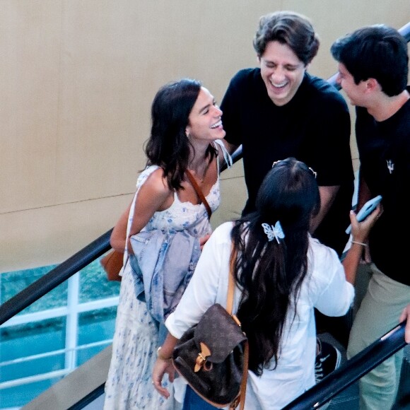 Bruna Marquezine se divertiu em passeio com amigos em shopping do Rio de Janeiro