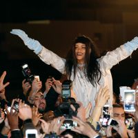 Rihanna grava editorial nas ruas de Paris e causa alvoroço com fãs: 'Obrigada'