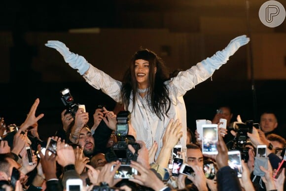 Rihanna fez a festa dos fãs ao gravar editorial em Paris, nesta quinta-feira, 18 de dezembro de 2014