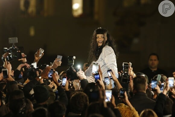 Rihanna agitou as ruas de Paris ao gravar editorial