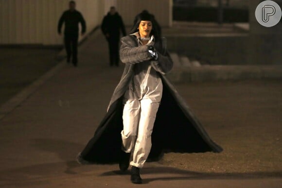 Rihanna gravou editorial nas ruas de Paris
