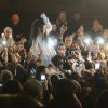 Rihanna gravou editorial nas ruas de Paris