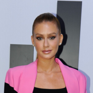 Para compor o look, Marina Ruy Barbosa utilizou um maxi blazer preto e rosa da própria marca, a Ginger