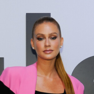 Blazer de Marina Ruy Barbosa é de modelagem oversized e traz corte reto com aplicação de entretela