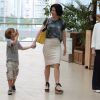 Fernanda Torres passeia com a mãe, Fernanda Montenegro, e o filho, Antonio, em shopping no Rio