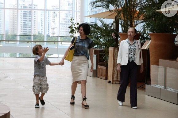 Ao lado da mãe, Fernanda Montenegro, Fernanda Torres se divertiu com o filho, Antonio, em shopping carioca