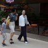 Fernanda Torres passeia com a mãe, Fernanda Montenegro, e o filho, Antonio, em shopping no Rio