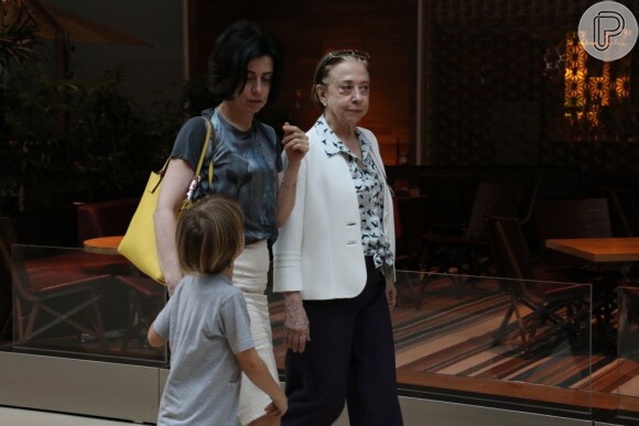 Fernanda Torres foi clicada deixando um restaurante ao lado da mãe, Fernanda Montenegro, e do filho, Antonio