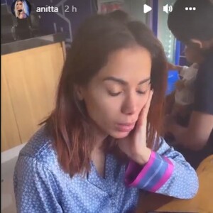 Anitta reagiu ao ver que seu cabelo ficou muito torto ao ser cortado por Gkay