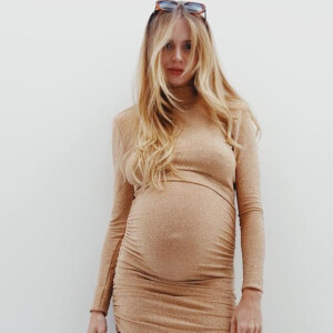 Isabella Scherer publicou fotos para mostrar o tamanho da barriga de gravidez