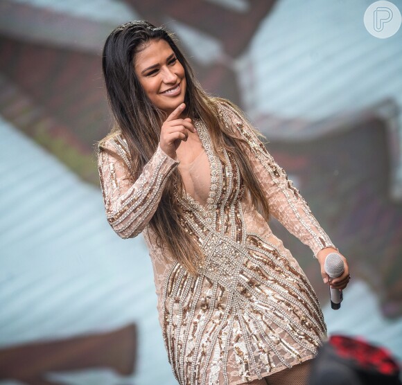 Simone Mendes: já era esperado que ela não conseguisse se lançar apenas como Simone, por conta da existência da cantora homônima, dona de hits como 'Então é Natal'