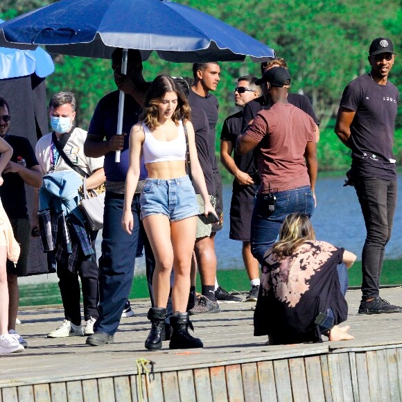 Durante as gravações, Jade Picon foi fotografada vestindo um top branco, short jeans e coturno