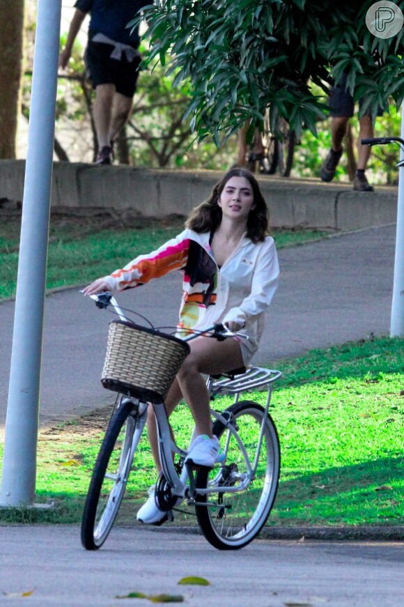 Jade Picon usou outro look em que foi vista andando de bicicleta