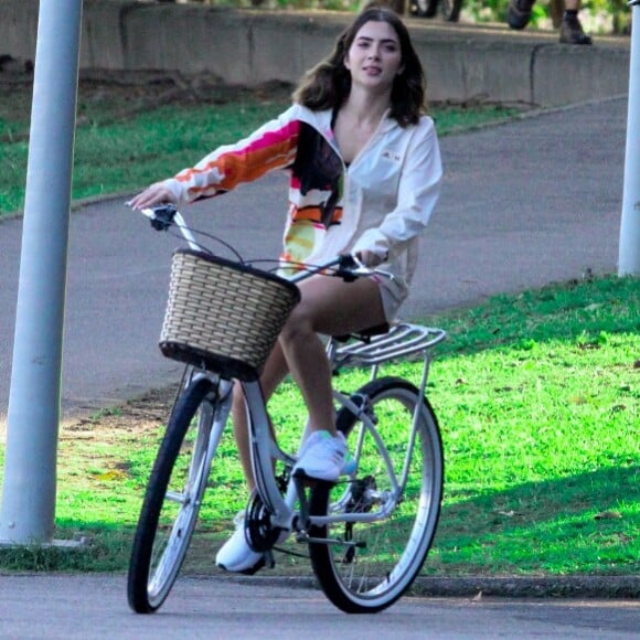 Jade Picon usou outro look em que foi vista andando de bicicleta