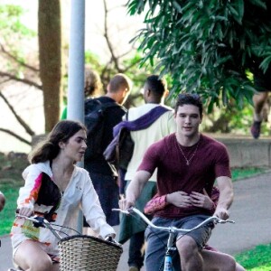 Jade Picon foi fotografada gravando cenas externas de sua personagem Chiara na próxima novela das nove da Globo