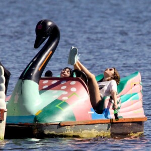 Jade Picon apareceu gravando em um pedalinho na Lagoa Rodrigo de Freitas, no Rio de Janeiro