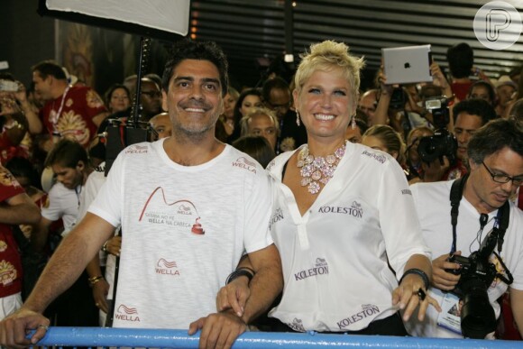 Xuxa e o namorado, Junno Andrade, posaram juntos em um camarote na Marquês de Sapucaí, em fevereiro de 2013